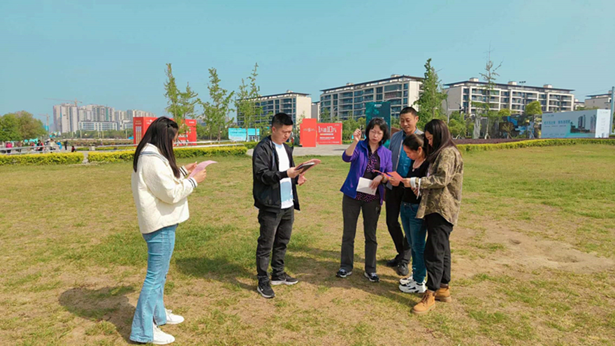 3、向生態(tài)公園游客發(fā)放《濕地保護(hù)倡議書(shū)》